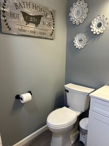 Full bath - 950 Twin Leaf Ct