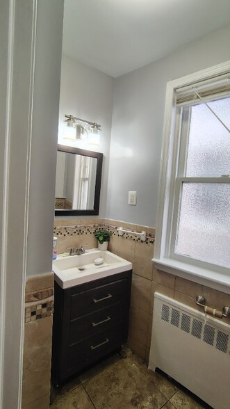 Building Photo - 523 W Nedro Ave