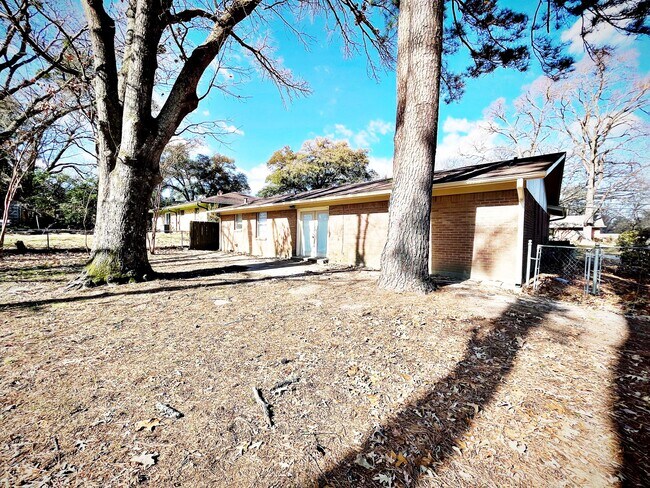 Building Photo - 2823 Amy Ln