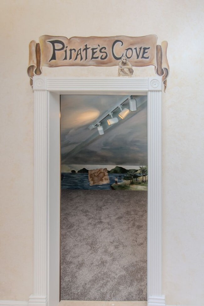 Building Photo - Extraordinary 5-Bed / 5-Bath Oceanfront Pr...