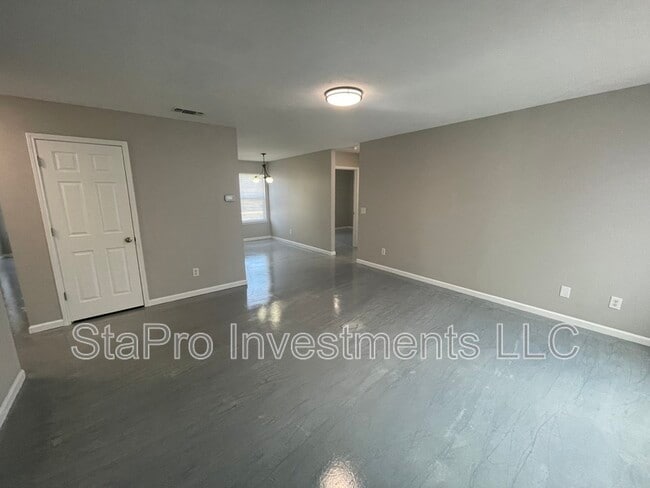 Building Photo - 125 Village Pl