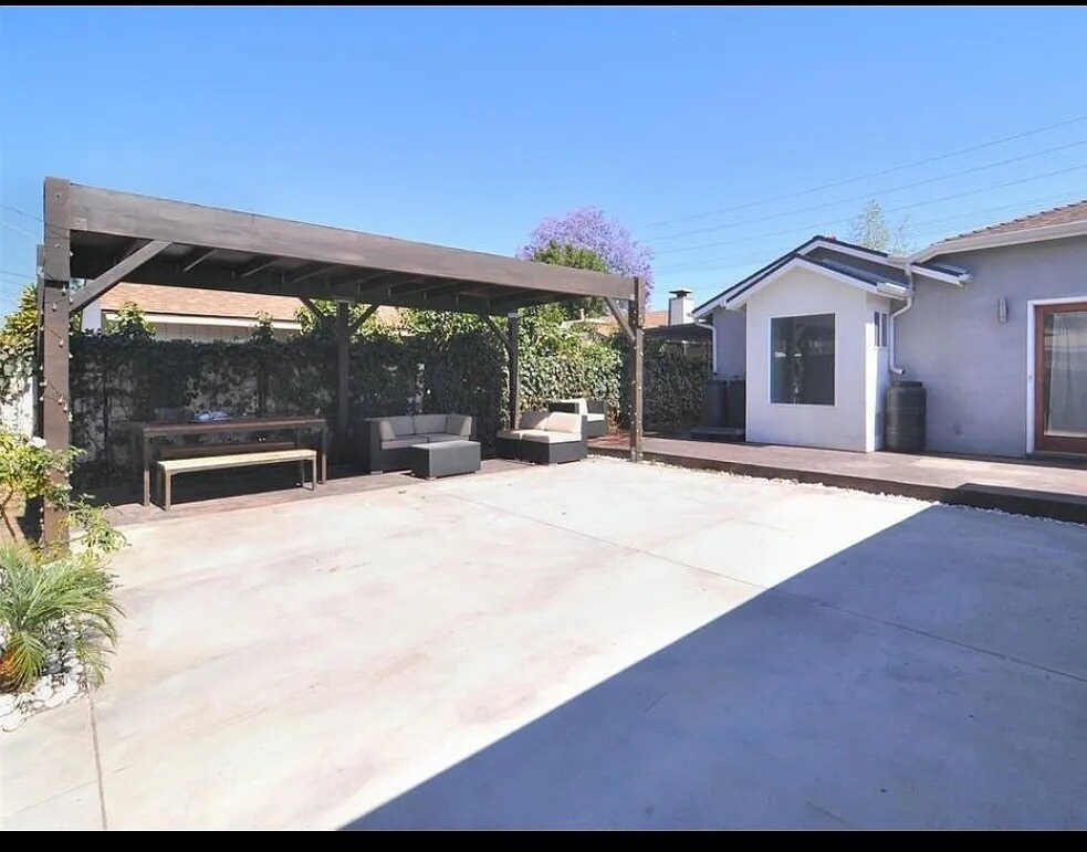 Building Photo - 16043 San Fernando Mission Blvd