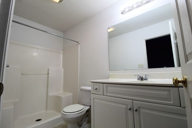 Building Photo - 3-Bedroom Townhome with Bonus Room, Large ...