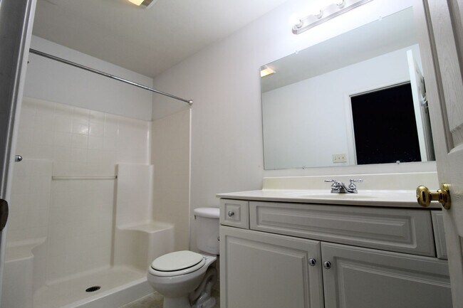 Building Photo - 3-Bedroom Townhome with Bonus Room, Large Deck and Garage!