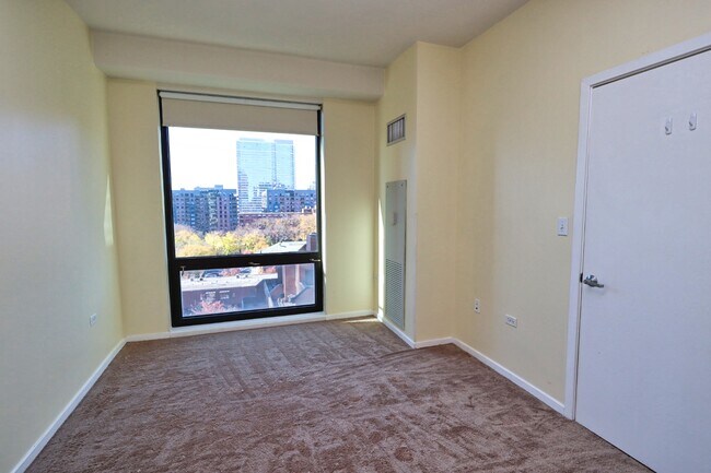 Building Photo - 1 E 8th St