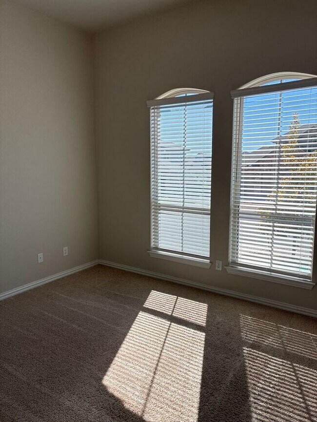 Building Photo - !! MOVE IN SPECIAL: Get 50% OFF!! 4BR/3BA House • In-Unit W/D • Attached Garage  • Backyard in Sa...