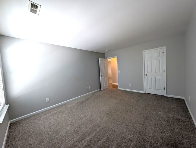 Building Photo - Pristine 4 bed, 2.5 bath Home Located in the Falcon Ridge Community!