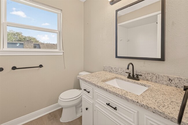 Building Photo - 1709 Coles Farm Dr