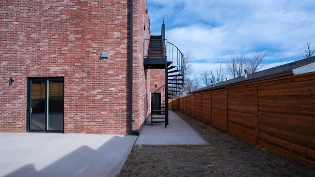 Building Photo - 605 N Idaho Ave