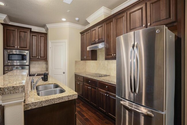 Building Photo - 2050 Palm Forest Ln