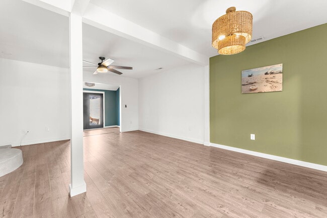 Building Photo - 706 Nora Ln