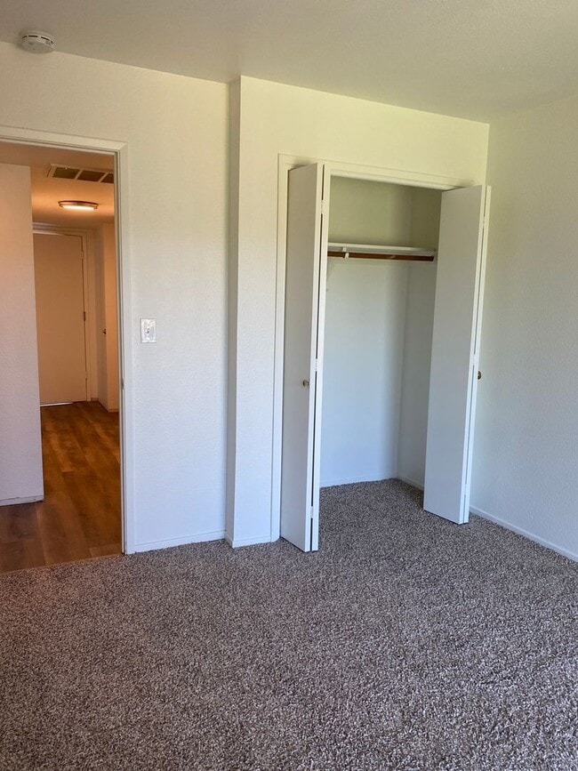 Building Photo - 2 Bedroom, 1 Bath with Garage near Hospital.