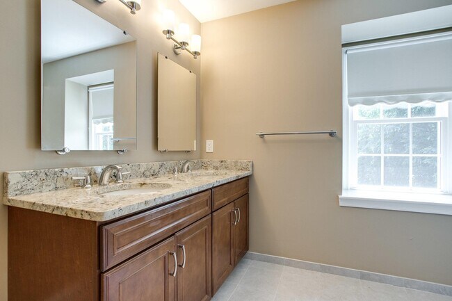 Building Photo - 1646 Montmorency Dr