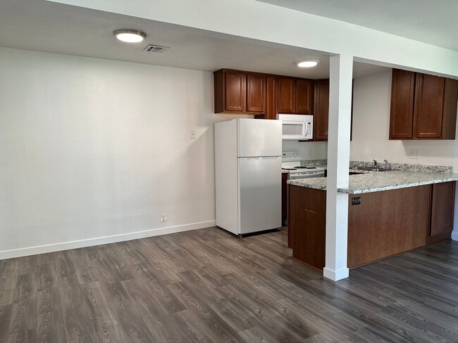 Building Photo - 835 Lakeside Dr