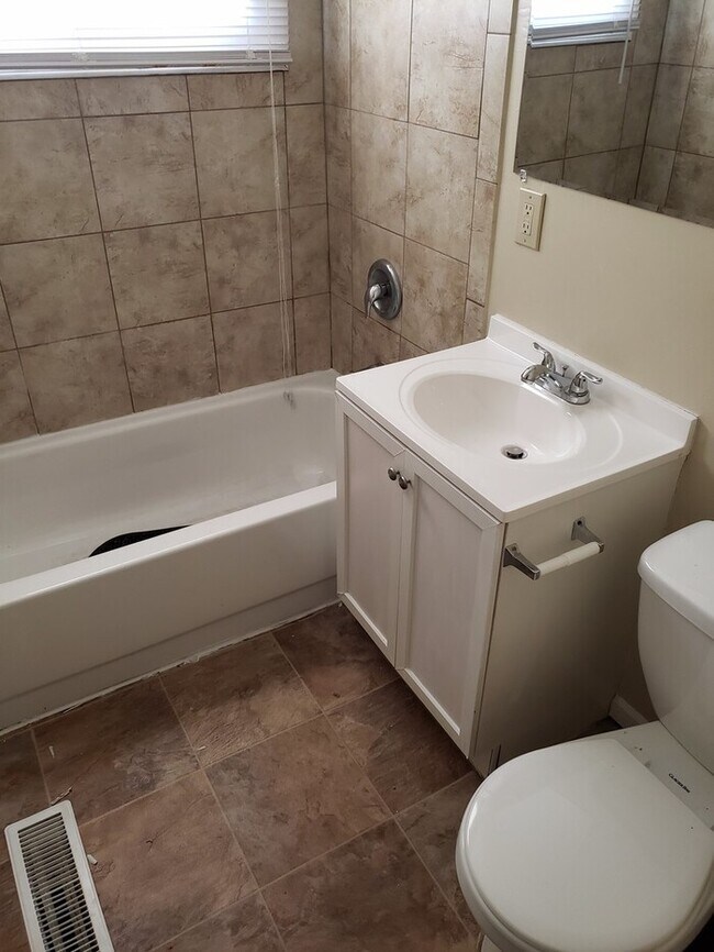 Building Photo - Nice 4 Bed 1.5 Bath Home in KCMO-Available...