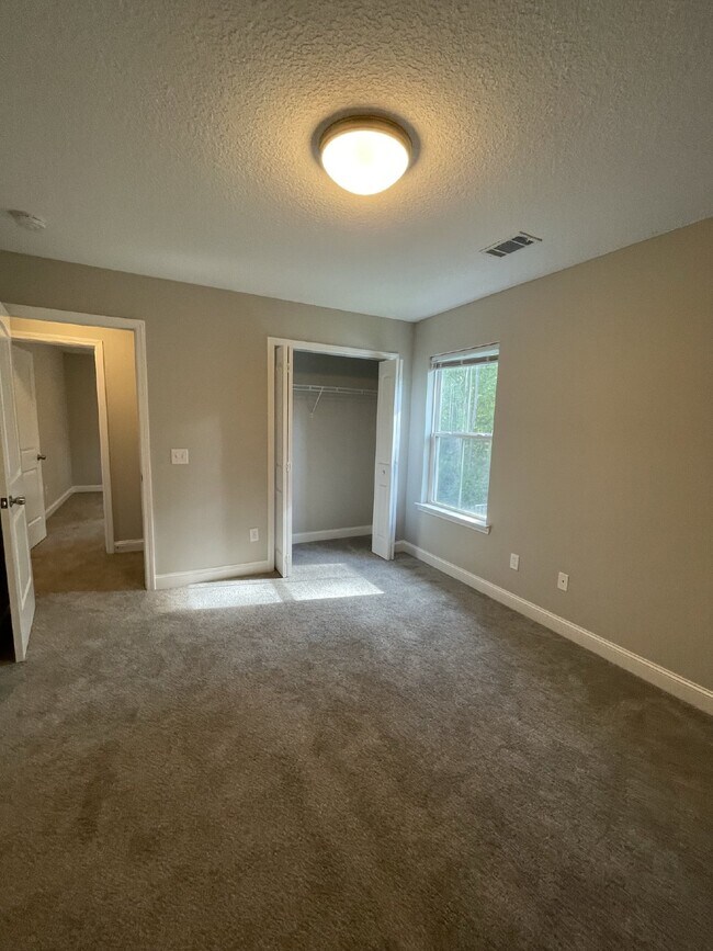 Building Photo - Home For Rent