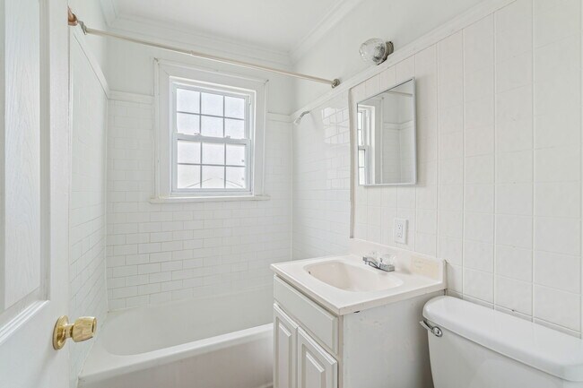 Building Photo - 1609 Dunbar St