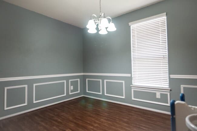 Building Photo - 1414 S Maple Dr