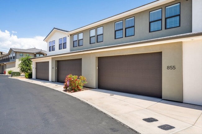 Building Photo - Woodland Estates Townhome