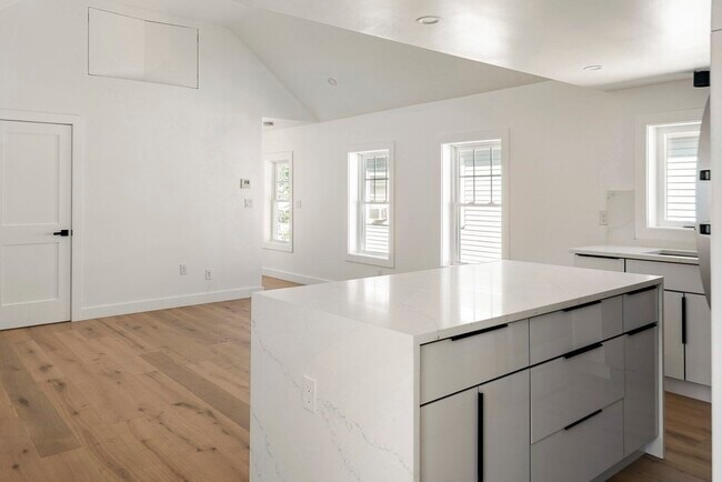 Building Photo - 89 5th St