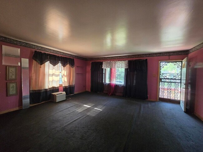 Building Photo - 535 E 43rd Ave