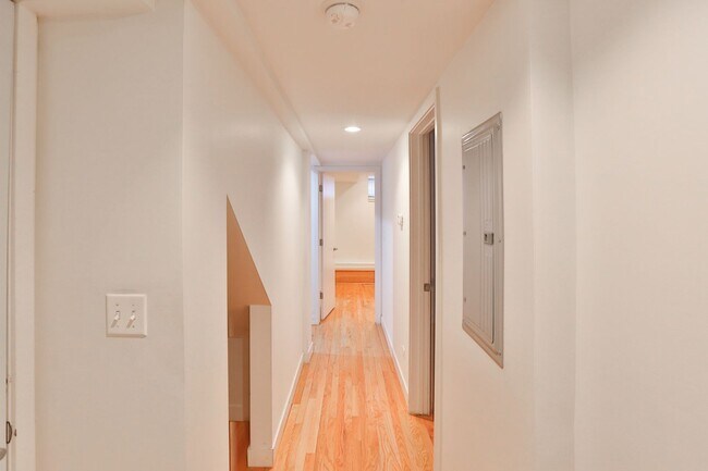 Building Photo - Amazing Noble Square Large (1600 s.f.) 3 Bedroom 2 Bath Duplex