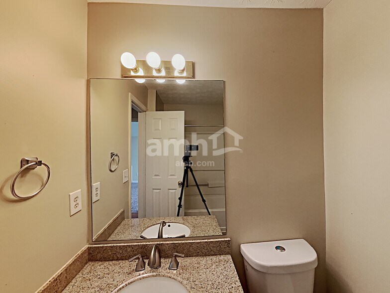 Building Photo - 670 Old Johnson Rd