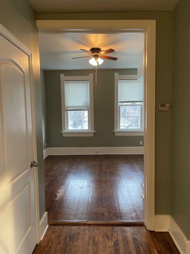 Building Photo - 2245 W Shakespeare Ave