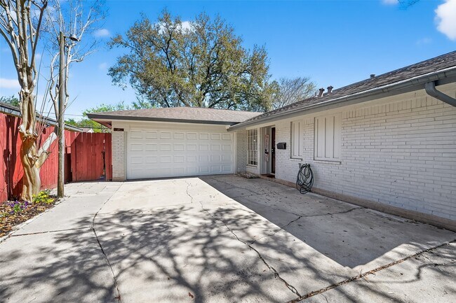 Building Photo - 12211 Chimney Rock Rd