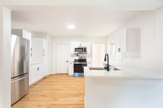 Building Photo - Beautiful Newly Renovated 2/1 w/ Large Fen...