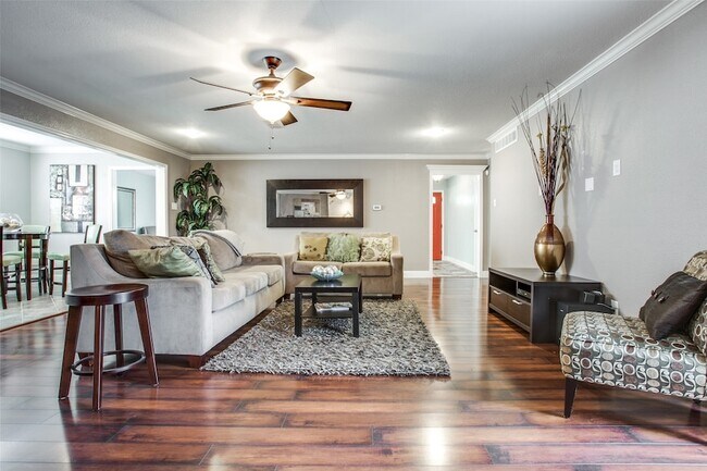 Building Photo - 2906 Sharpview Ln