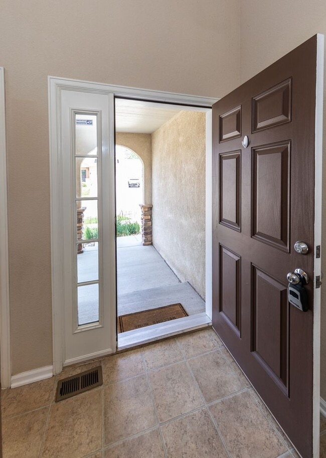Building Photo - Charming 3 Bed, 2.5 bath in Northgate in D20