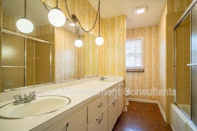 Building Photo - 2524 Chickasaw Dr