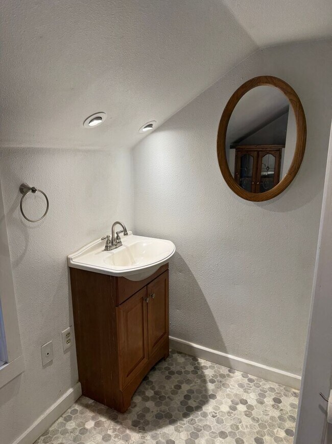 Building Photo - Beautiful 4-Bedroom Home on a Private, Treed Lot in North Ellensburg