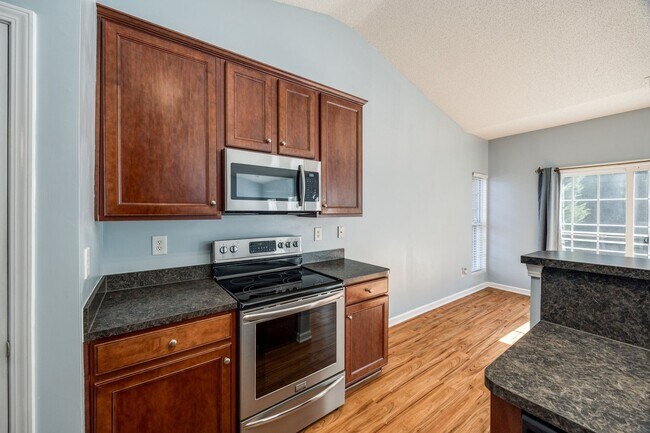 Building Photo - Well maintained 3 bedroom 2 bath home with...