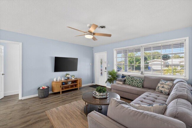 Building Photo - 110 NE 30th St