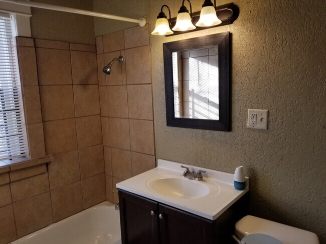 Building Photo - 41st and Troost 2W