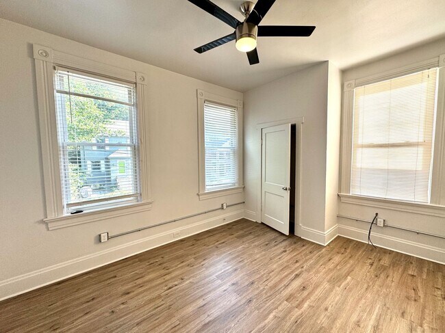 Building Photo - 4 bed/2 full bath Rental on Warner - Mins ...