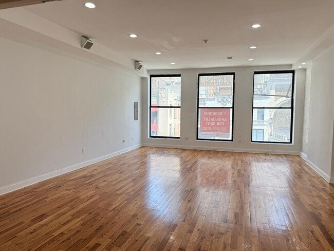 Bedroom / Living Room - 194 Market St
