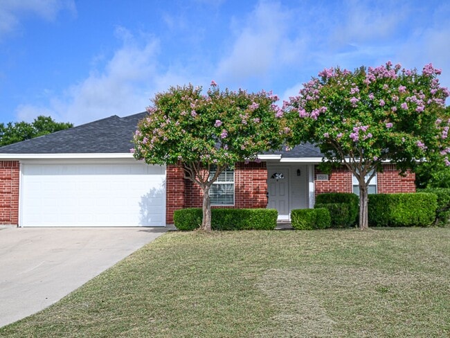 Building Photo - Cozy 3 Bedroom 2 Bath beautiful brick home...