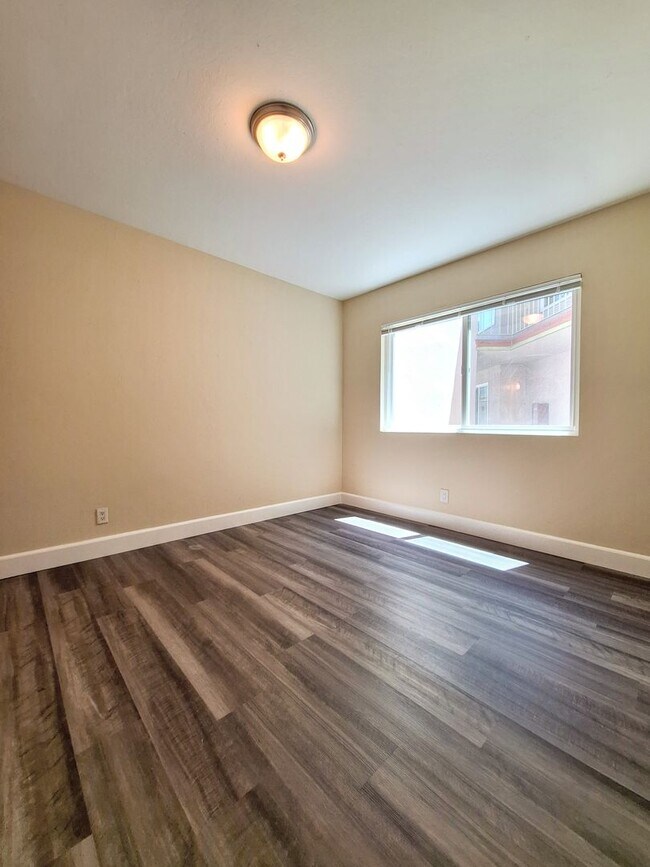 Building Photo - Refurbished 1bd First Floor Apartment With Carport & Laundry & Manager On Site!