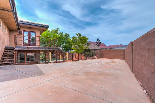 Building Photo - Gorgeous, Custom 4 bed, 3 bath Pet-Friendl...