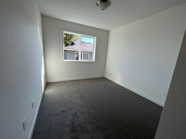 Building Photo - 1546 E 3rd St