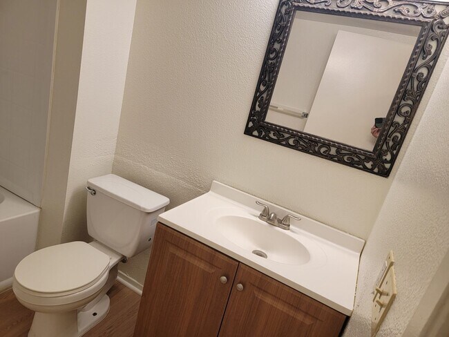 Building Photo - 1 BED/ 1 BATH CONDO