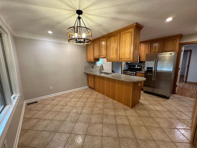 Building Photo - 5990 Edgehill Dr