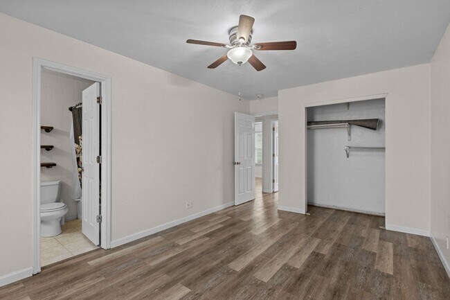 Building Photo - 4722 W Cuthbert Ave