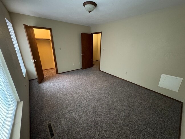 Building Photo - 2 bedroom 1.5 bath home in a great location!