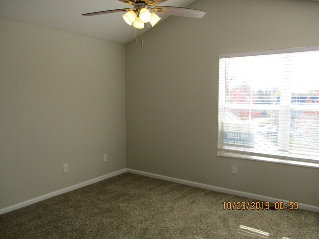 Building Photo - Traditions at Powell