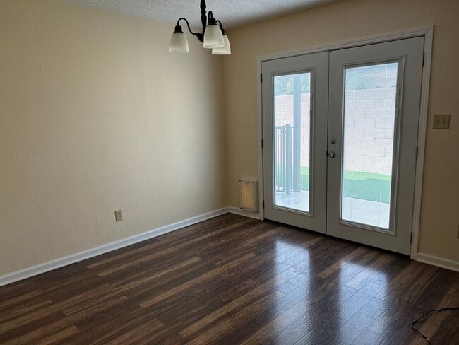 Building Photo - Charming and Close to Dining, Shopping, Gym, Theater