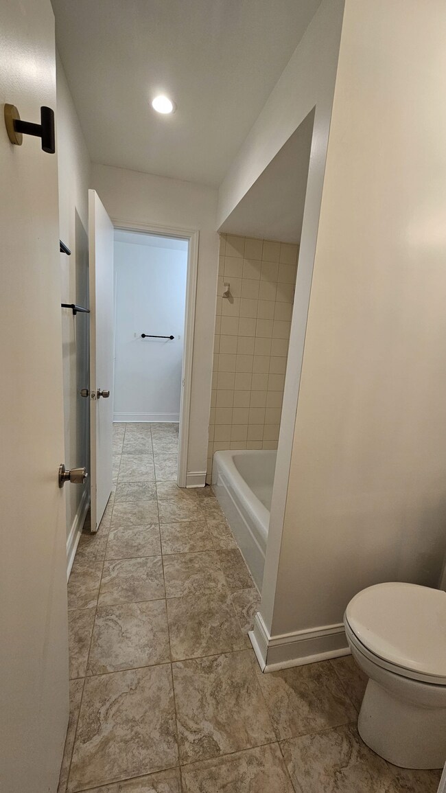 Building Photo - 3107 Colonial Way